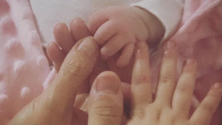 Las manos de Pastora Soler, sus dos hijas y su marido/Foto: Instagram