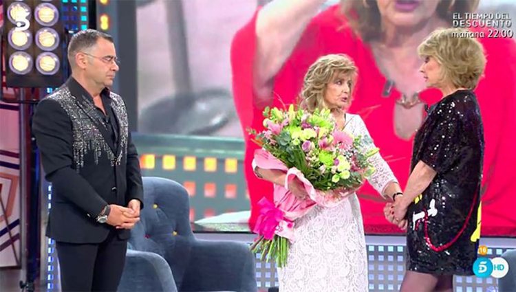 Mila Ximénez le entrega un ramo de flores a María Teresa Campos| Foto: Telecinco.es