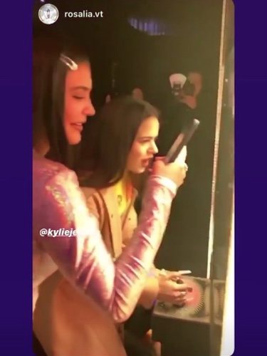 Kylie Jenner y Rosalía divirtiéndose en Stormi World/Instagram