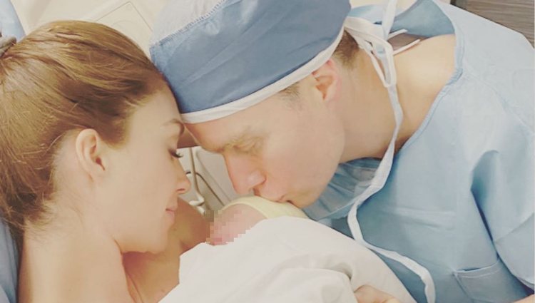 Anahí posa con su recién nacido y su marido Manuel Velasco | Foto: Instagram