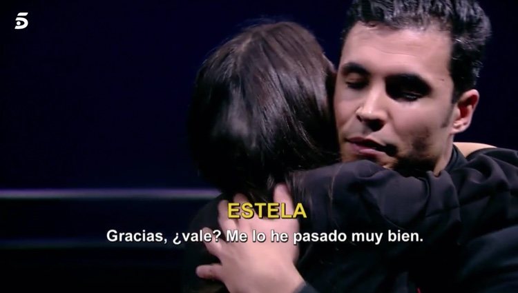 Kiko Jiménez y Estela Grande abrazados tras su expulsión|Foto: telecinco.es