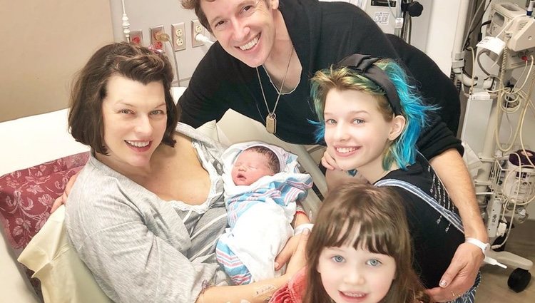 Milla Jovovich junto a su familia tras dar a luz/Instagram