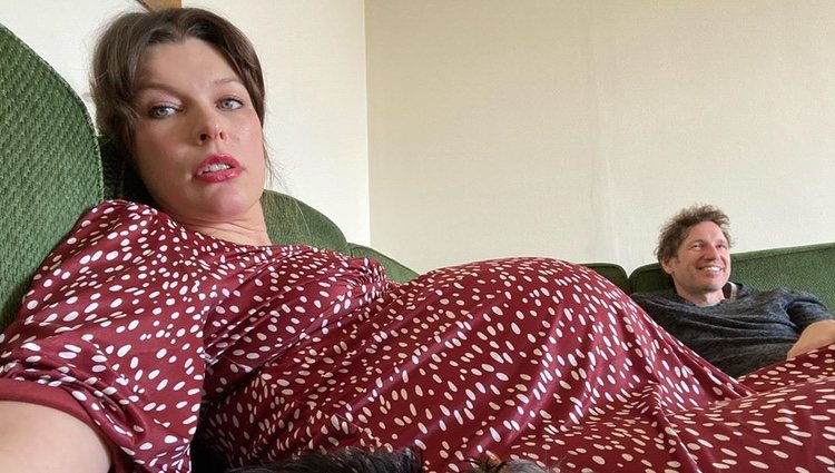 Milla Jovovich posa embarazada en su casa/Instagram