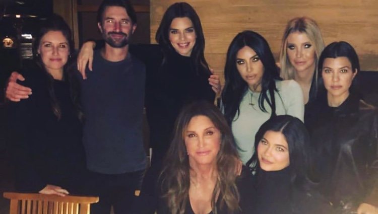 Caitlyn Jenner junto a su familia el día de su cumpleaños/Foto: Instagram