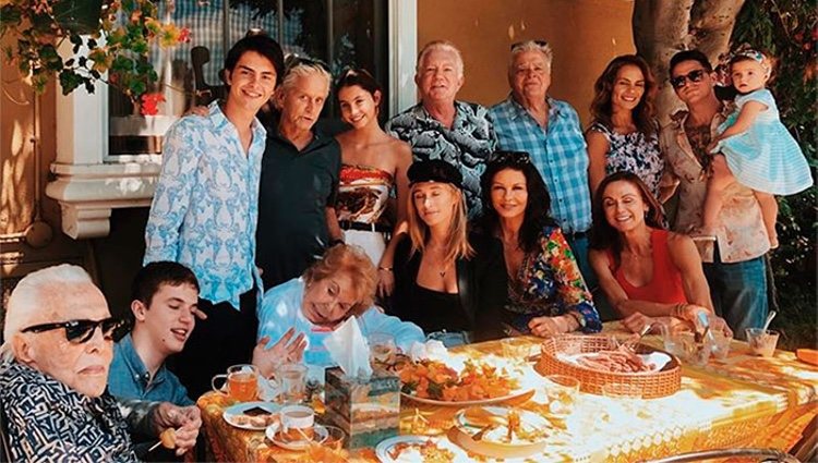 Kirk Douglas con toda su familia/ Foto: Instagram