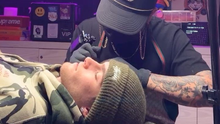 Presley Gerber obteniendo su nuevo tatuaje