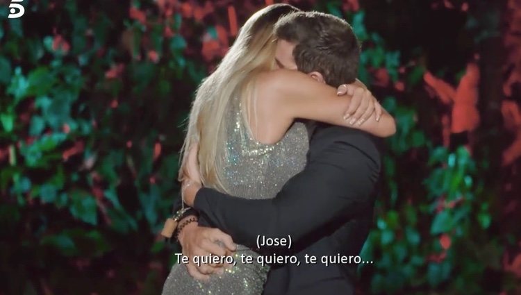 José y Adelina se abrazan en la hoguera final | Foto: telecinco.es
