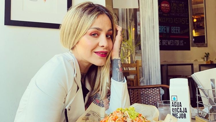 Ariadna Cross comiendo en un restaurante/Instagram