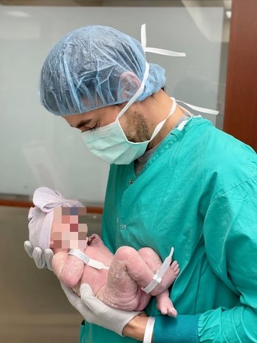 Enrique Iglesias con su tercera hija / Instagram