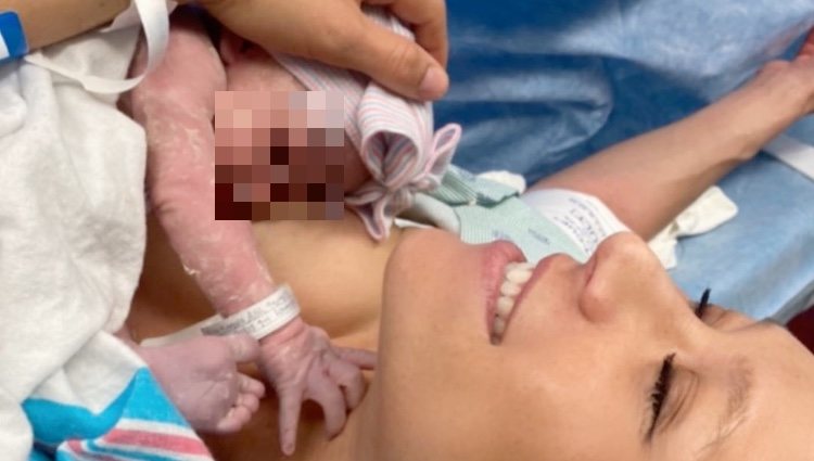 Anna Kournikova con su recién nacida en brazos / Instagram