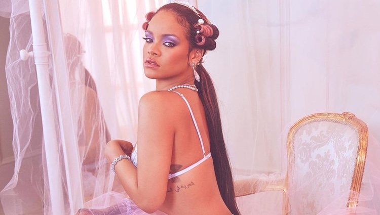Rihanna promocionando su línea de lencería