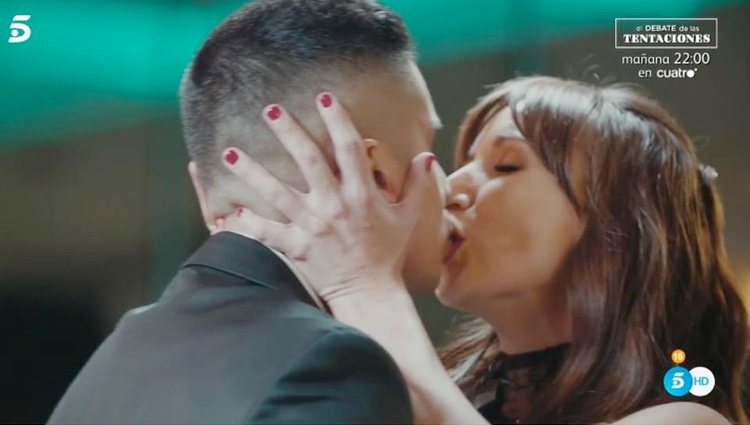 Fani y Christofer besándose en el último programa de 'La isla de las tentaciones' / Telecinco.es
