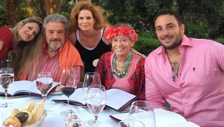 Cristina de Borbón con sus padres y hermanos