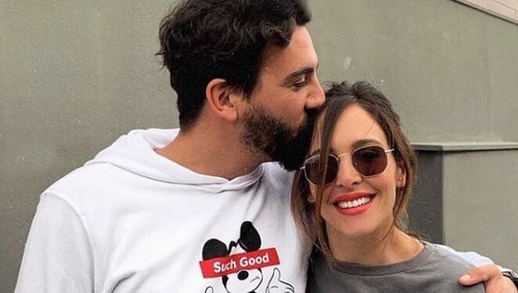 Coco Robatto dando un beso a Rocío Osorno/ Foto: Instagram