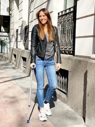 Helen Lindes paseando en muleta/ Foto: Instagram