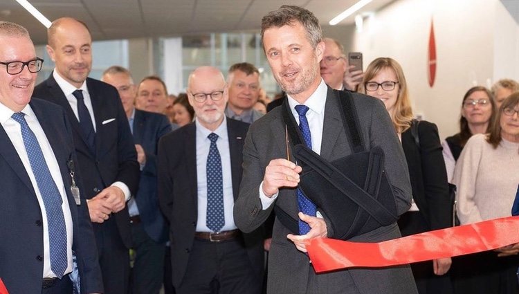 Federico de Dinamarca corta la cinta para inaugurar el área de urgencias del Aabenraa Hospital 