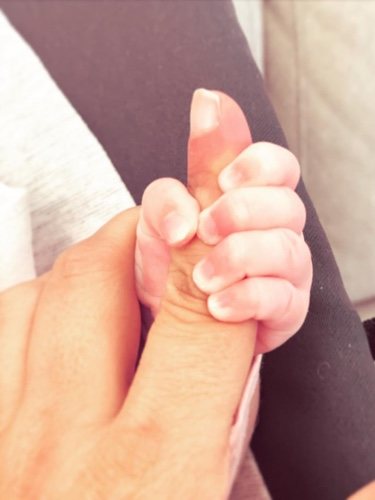 Toñi Moreno agarrada por la manita de su hija/ Foto Instagram