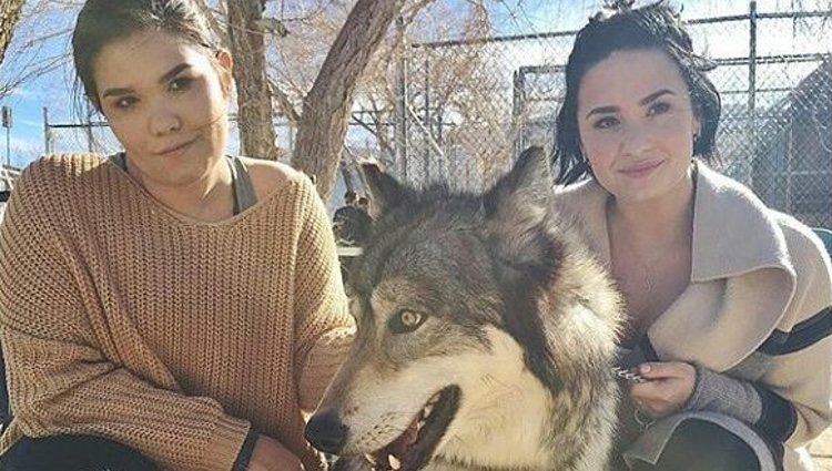 Madison de la Garza y Demi Lovato juntas con un perro/Foto:Instagram