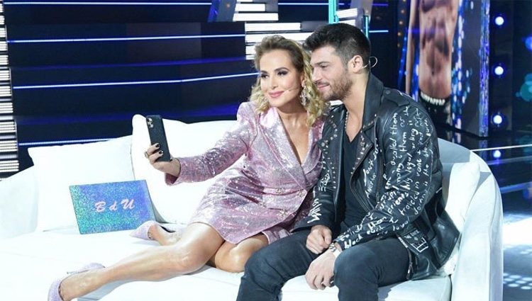Can Yaman con la presentadora del programa italiano al que acudió/ Foto: Instagram