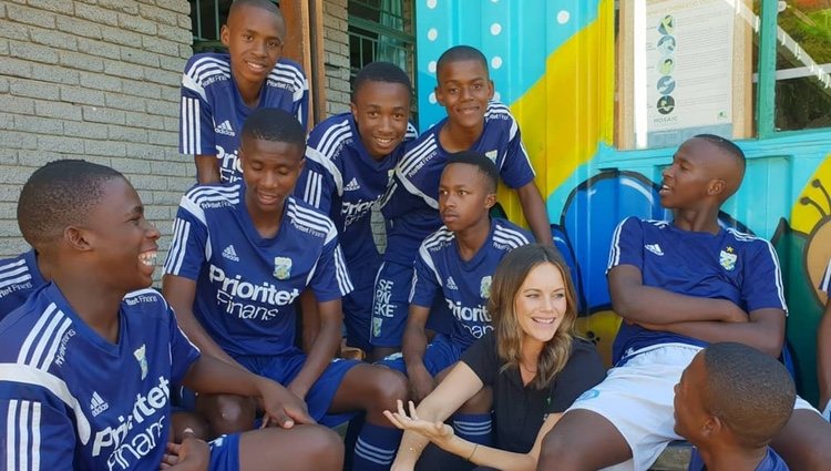 Sofia Hellqvist con un grupo de jóvenes futbolistas en Sudáfrica