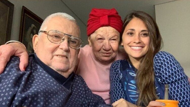 Antonella Roccuzzo junto a sus abuelos/ Foto: Instagram