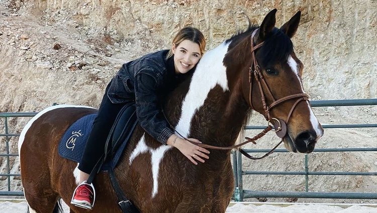Alba Díaz posa con el caballo de Javier Calle/Instagram