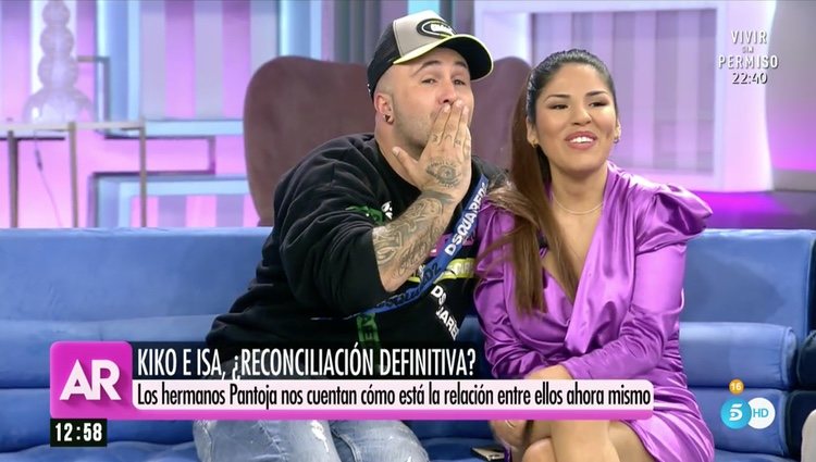 Kiko Rivera y Chabelita enviando un beso a su madre desde 'El Programa de AR' / Telecinco.es