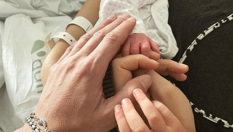 Manuel Carrasco y su mujer han eneñado la manita de su bebé/ Foto: Instagram