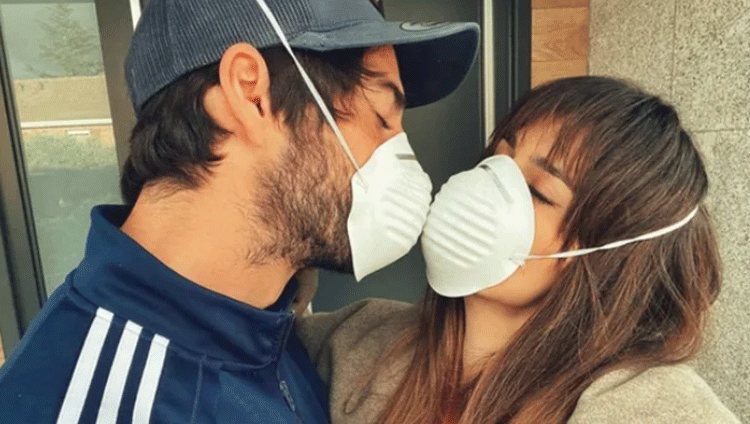 Sara Sálamo e Isco Alarcón 'besándose' con mascarillas/ Foto: Instagram
