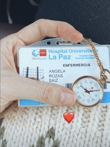 Madame de Rosa mostrando su tarjeta de enfermera / Instagram