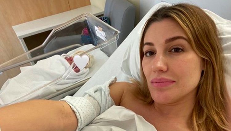 Almudena Navalón con su bebé en el hospital / Instagram