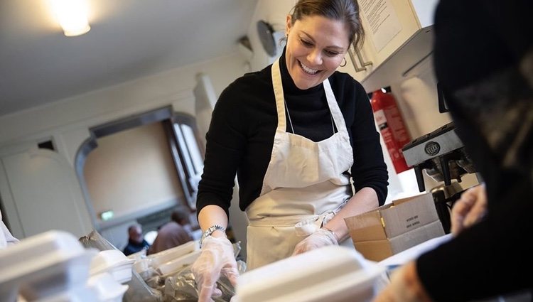 Victoria de Suecia preparando cajas de comida / Foto: Anna Z Ek/Stockholms Stadsmission