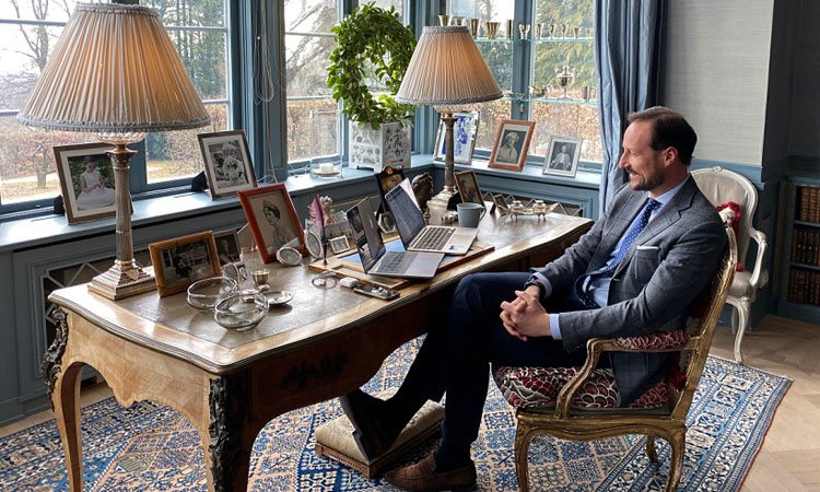Haakon de Noruega trabajando en el despacho de su residencia