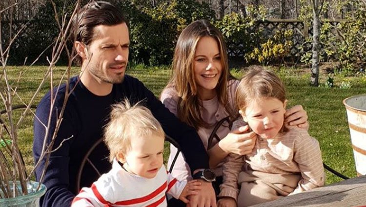 Carlos Felipe de Suecia y Sofia Hellqvist con sus hijos