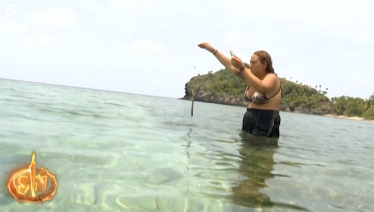 Rocío Flores pesca un alga en 'Supervivientes 2020'