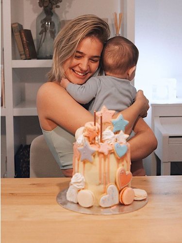 Laura Escanes sopló las velas con su hija Roma | Foto: Instagram