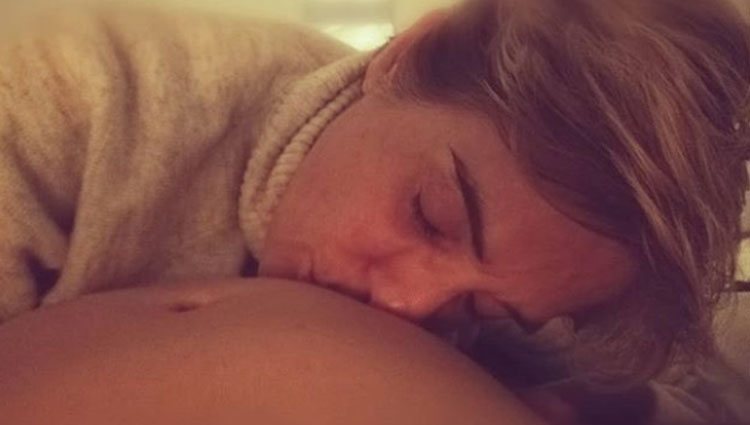 Anabel Alonso besando la barriguita de su chica/ Foto: Instagram