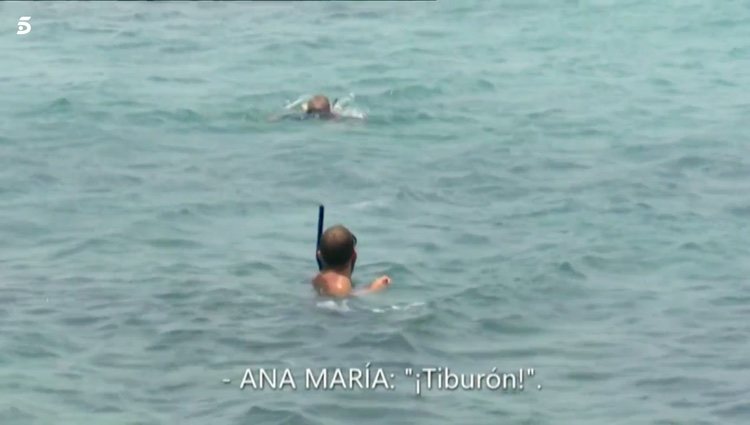 Ana María avisando de que ha visto un tiburón / Telecinco.es