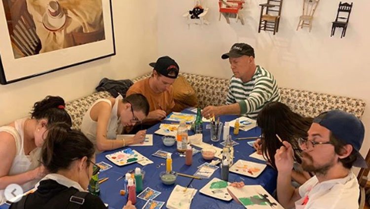Bruce Willis y Demi Moore pintando en familia/ Foto: Instagram