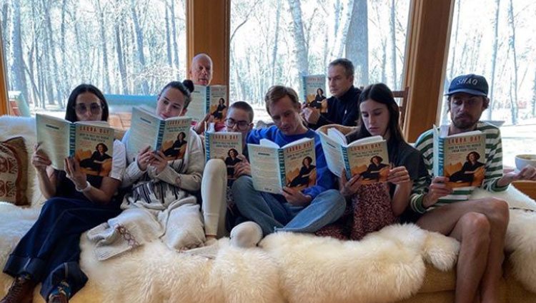 Bruce Willis y Demi Moore leyendo en familia/ Foto: Instagram