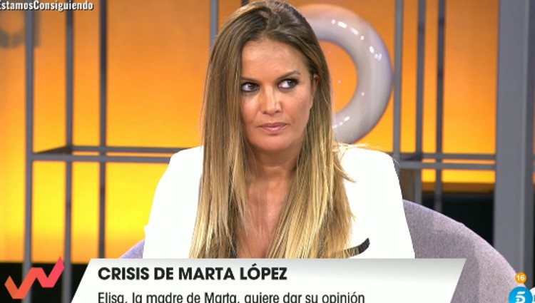 Marta López escuchando a su madre | Foto: telecinco.es
