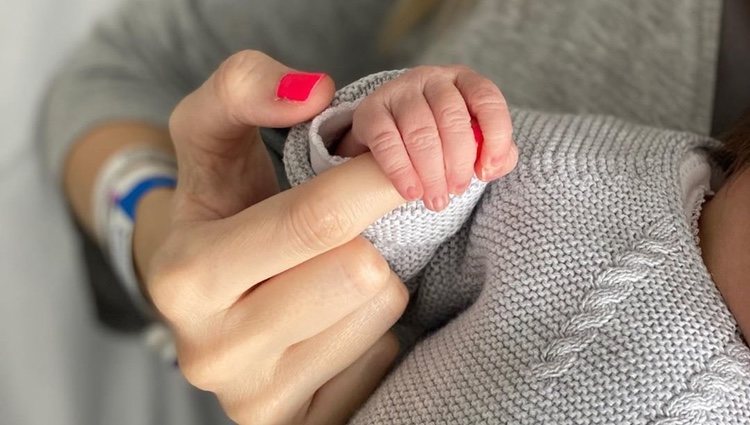 María Lapiedra con la manita de Mía tras su nacimiento / Instagram