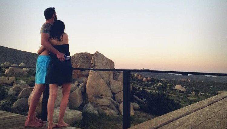 Ana de Armas y Ben Affleck mirando el horizonte | Foto: Instagram