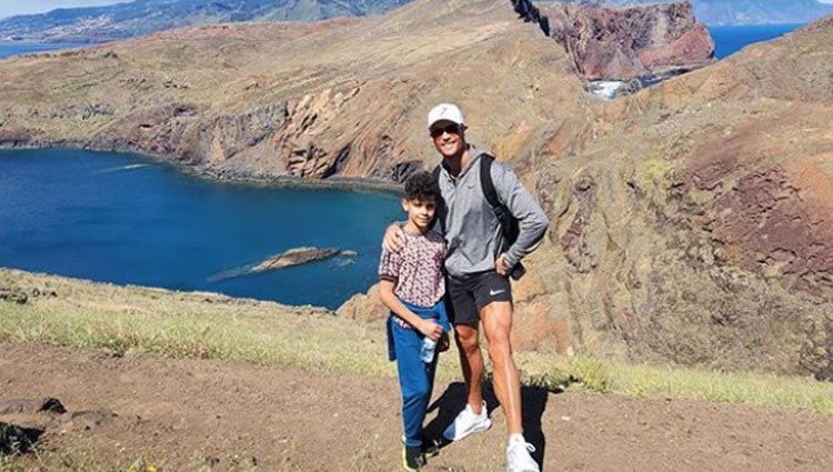 Cristiano Ronaldo de paseo con uno de sus hijos/ Foto: Instagram