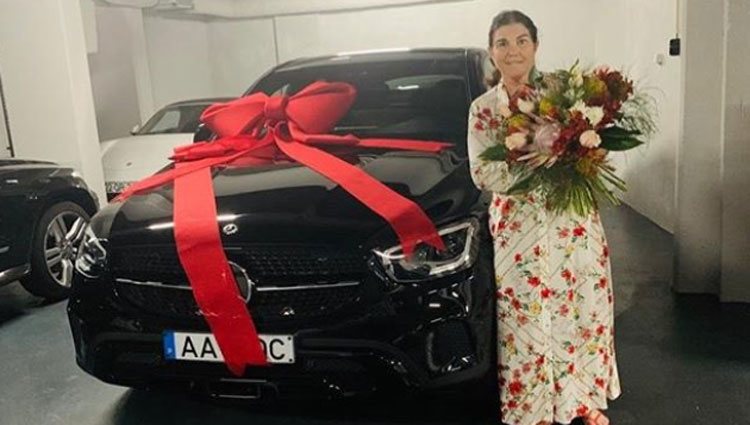 Dolores Aveiro con su nuevo coche/ Foto: Instagram