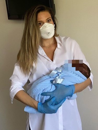 Lorena Gómez con su bebé en brazos de salir del hospital / Instagram
