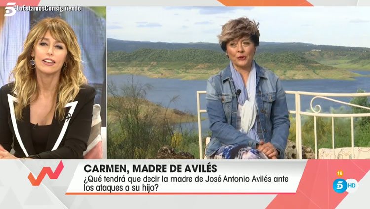 Emma García hablando con la madre de Avilés en 'Viva la vida'