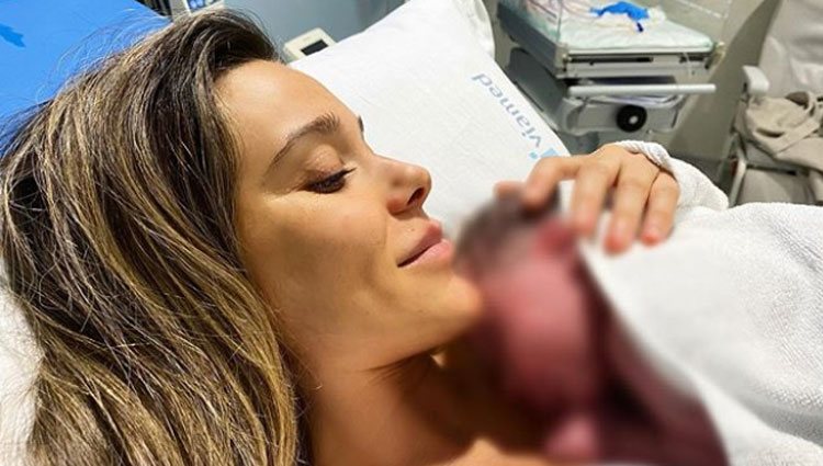 Lorena Gómez con su hijo recién nacido René/ Foto: Instagram