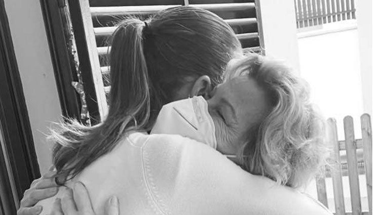Eva González abrazando a su madre a pesar de la distancia social/ Foto: Instagram