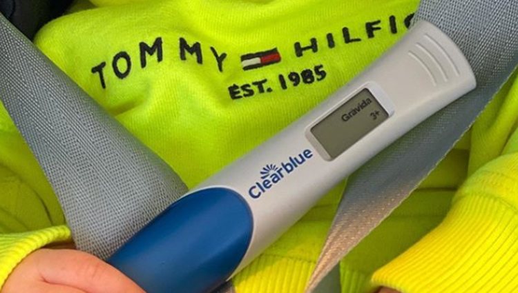 El test de embarazo de Janira en manos de Kenai | Instagram
